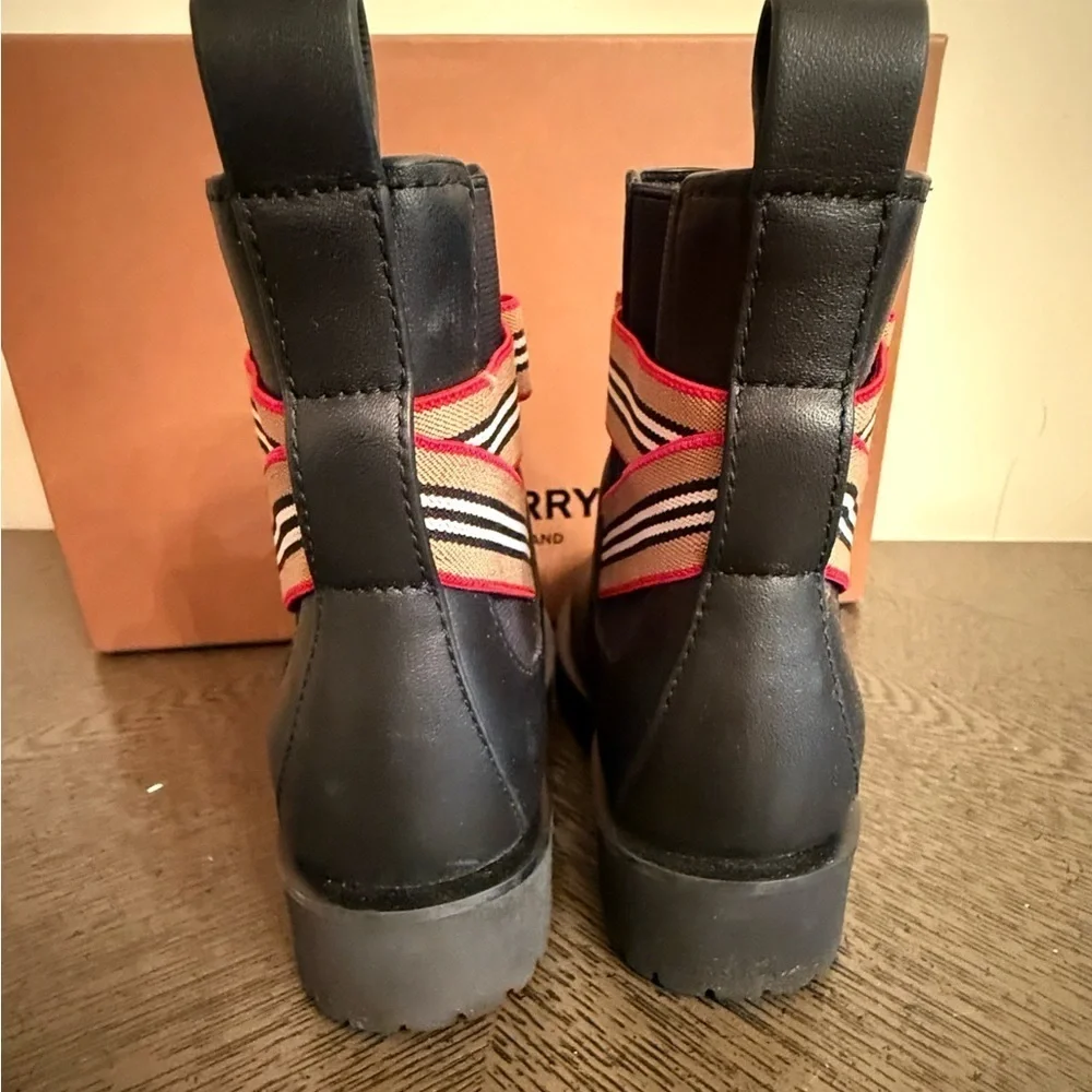Burberry girls Dearington Check Chelsea Boots size 29 (US 11.5 Kids)
